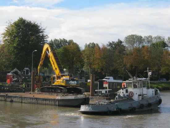 Kijk, "Hendrik" gaat naar Drachten, de schepen kunnen weer varen. De "Julia" ligt al ongeduldig te wachten aan de oostkant van de brug...