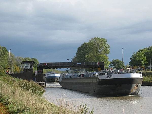 Daar komen ze, de binnenvaarders. De "Julia" voorop! Tijd is geld, stilliggen kost geld...