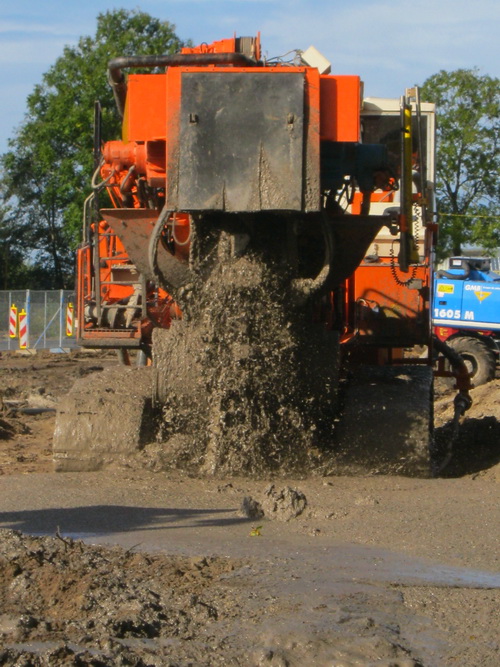 Dit is die Larecomachine op rupsbanden. Diep in de grond gravend, bentamiet erin. Die smurrie die hier zichtbaar is? Nee, geen openbare stoelgang...