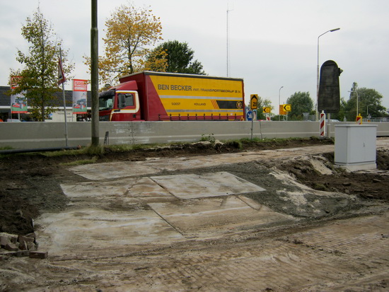 Vanaf de parallelweg gezien is dit de entree van de nieuwe fietsroute naar het dorp Noordhorn. Hier is het breed, verderop smaller en smaller....