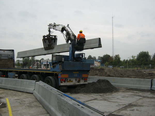 Er worden nog metalen wegranden afgeleverd, de boardings zijn nog niet helemaal in orde. Mooi gezicht, fraai staaltje techniek.