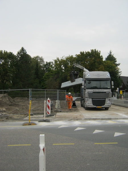 Een andere kijk op het afleveren en plaatsen van de wegbegrenzingen. Snel en efficiënt.
