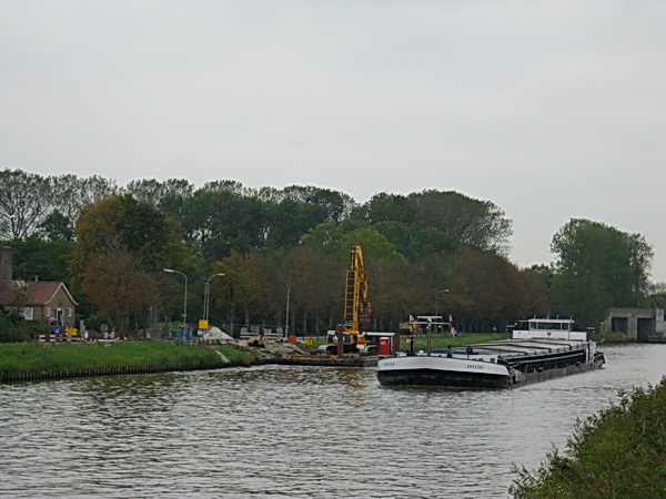 Het strijdgewoel op het tunnelterrein voor even verlaten, te veel prikkels.....  Langs het kanaal, de "Amazone" tegemoet (bijna 3000 ton). De mannen van Sterk zijn vanmiddag niet aan het werk. Aan de overkant is het opmerkelijk rustig.