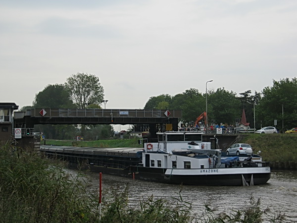 De "Amazone" passeert de brug tussen Noord- en Zuidhorn. Deze brug is aan zijn laatste jaargang bezig. Na de zomer van 2014 wordt ie vervangen.