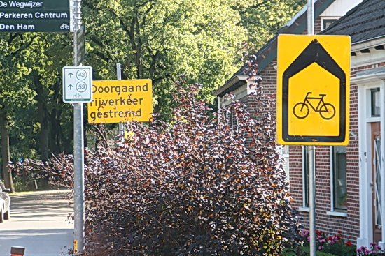 Van fietsers wordt de nodige flexibiliteit verlangd. Eerst werden ze 's morgens nog langs de Schippersstraat en de Mokkenburgweg gestuurd. Dat werd onverwacht afgesloten (inclusief de toegang tot het Tuincentrum van Frank Meester....) De fietsers worden vervolgens langs de Langestraat Zuid geleid. Of toch niet? Een paar meter verder staat een bord: 'Doorgaand rijverkeer gestremd'....