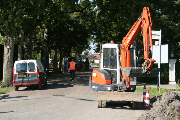 Het door bomen omzoomde deel van de Langestraat Zuid waar kabelaars al tijden actief zijn. En ieder zijn eigen discipline. Vanmiddag sprak ik de man `van het gas`, maar ze zijn er ook voor het elektrisch, de telefoon, de TV en de waterleiding....
