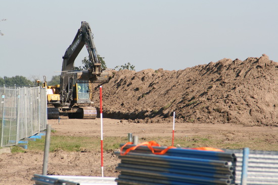 Het inmiddels met hekwerk afgezette terrein waar de tunnel vanuit het oosten nadert.... Voor alle duidelijkheid, hier stond Langestraat 11.