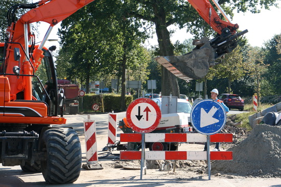 Aan de kop van de parallelweg wordt nog steeds gewerkt aan de sleuf voor de rioleringsbuizen. Gaat niet zo gesmeerd, als je steeds weer aan de kant moet voor het reguliere verkeer.