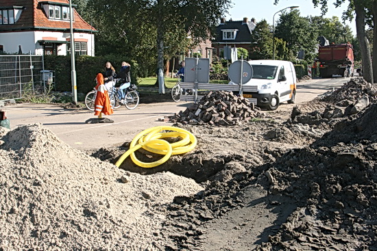 Kenmerkend beeld tussen parallelweg en N355. De diverse werkers moeten hun "ding" doen, terwijl het reguliere verkeer (inclusief fietsers) zijn plek 'opeist'. Geven en nemen van beide kanten...