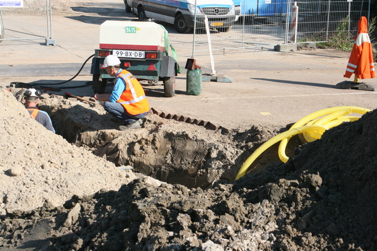 Ook aan de kop van de parallelweg gaat het om rioolbuizen, aan de zuidkant van de toekomstige tunnel. Nauwkeurigheid vereist, anders kunnen er straks alleen amfibievoertuigen door de tunnel, en krijgt tunnelbuurman Willem Wieringa natte voeten, en dat willen we toch niet?