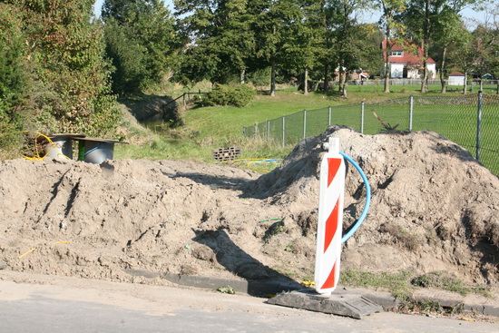 Ook aan de Industrieweg werkplekken, zoals hier ter hoogte van de Noordhorner Tocht, onder de weg door verbonden met dat wat er over is van de oude Schipsloot. Speelplaats voor technici...