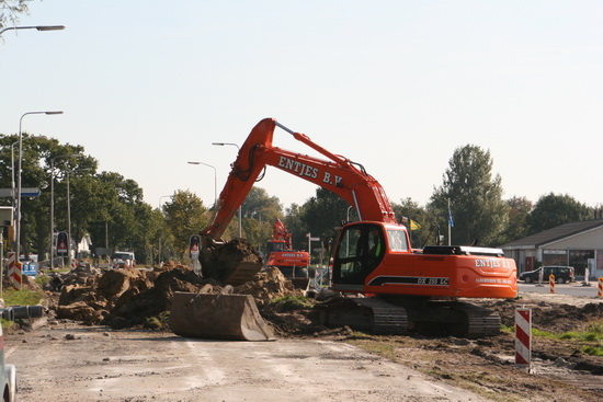 Zo langzamerhand weet iedereen wel dat ik nog steeds gefascineerd naar draglines kan kijken. Deze is in het tunnelgebied aan het diepgraven. Voor de riolering? Of heeft het al met de tunnel zelf te maken? Zo'n N355-verlegging is beslist geen sinecure....