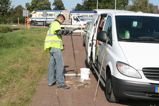 Lopend moet ik langs de Mokkenburgweg kunnen, inrijden verboden. Hier een monsternemer. "Wat zijn jullie aan het doen?" "Bodemonderzoek!" Moet waarschijnlijk ook gebeuren, al lijkt het me wel wat aan de late kant....