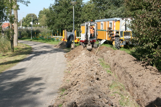 Hier in de buurt van huize Hekkema is HAK dominant aanwezig. (Nee, geen Martine Bijl, dat was een andere HAK...) Nieuwe kabels en intussen liggen er ook nieuwe buizen te wachten op hun definitieve bestemming.  HAKwerk aan de winkel...