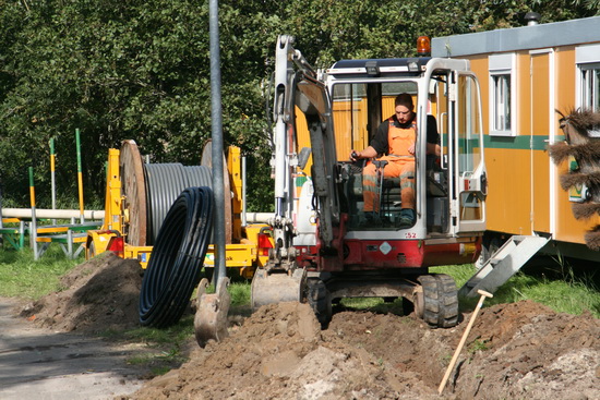 Precisiewerk, de graver blijft uiterst geconcentreerd!