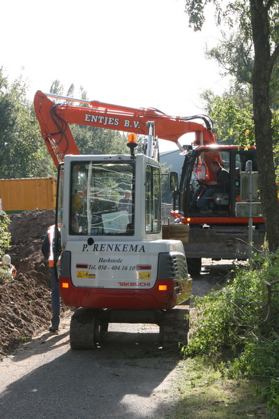 Oei, de Mokkenburgweg wordt opengebroken nabij het kruispunt met de Transportweg. Als ik er nou maar langs kan....