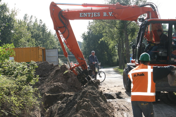 De Entjes-draglinemachinist is met zijn grote schep brokken asfalt aan het los peuteren. Ook hier volop concentratie met Noordhorn-watcher Ep Homan centraal in the picture!