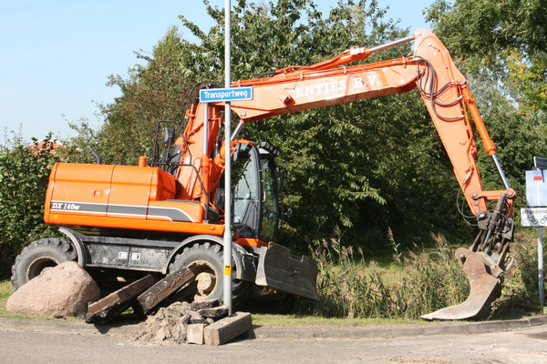 Prachtig! Ik krijg een vrije doortocht en kan vanaf de andere kant mijn kiekwerk voortzetten. Hier is het net of de Entjesgraver kapseist, maar het valt mee. Het zijn stabiele machines!