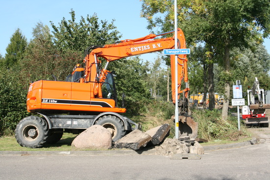 Kijk, er liggen al meer van die asfaltplakken. Later met de vrachtwagen naar de asfaltverpulveraar....