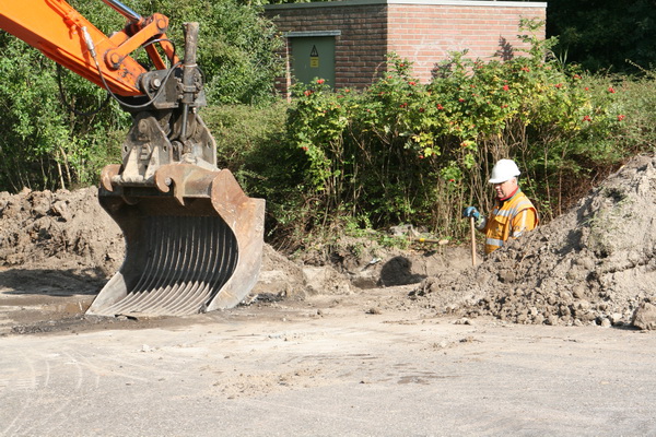 Mooi beeld: Fors machinewerk, maar ook de handwerker rechts doet ertoe!