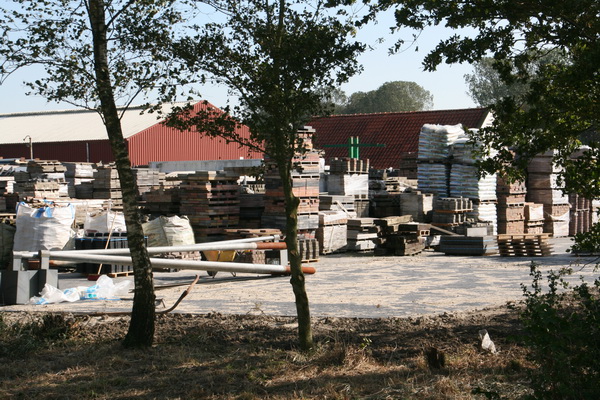 Genoeg beelden van de HAKactiviteit, op naar de volgende! Via de Mokkenburgweg en langs de noordkant van het terrein van Hummel TuinTotaal. Zo te zien zijn ook de laatste vierkante meters in gebruik genomen!
