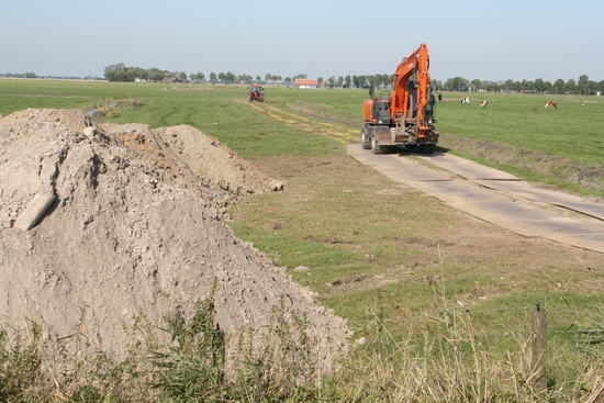 Nog meer aarde en (op)rijplaten..... Ook in het weiland dat hoort bij de boerderij van De Jong. Ter ophoging?
