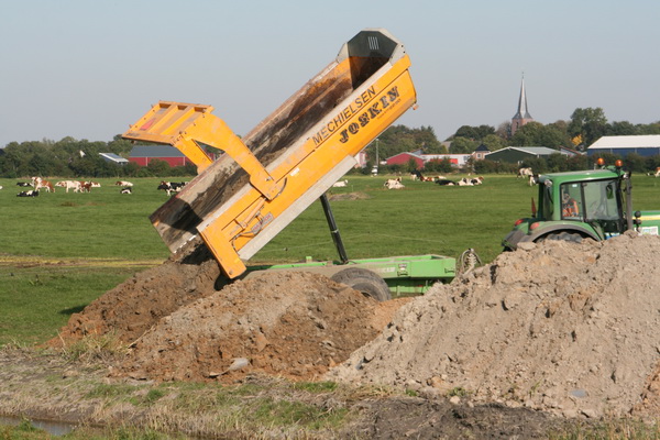 Aan de andere kant van de weg lost de Mechielsenchauffeur zijn lading grond. Bult bult, er kan nog meer bij!