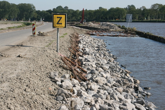 Aan de kanaalkant liggen er nu forse stenen (basalt?) op de nieuwe oever, tenminste voor een deel. Er wordt aan gewerkt!