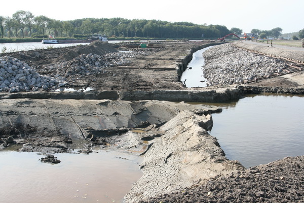 Indrukwekkend landschap gezien vanaf de westkant bij de spoorbrug. Overzicht van de bochtverruiming.