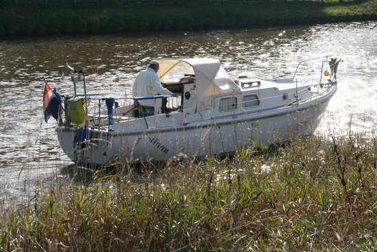 Nee, dit is toch niet de Paus incognito.... Pleziervaarder in zijn motorboot...