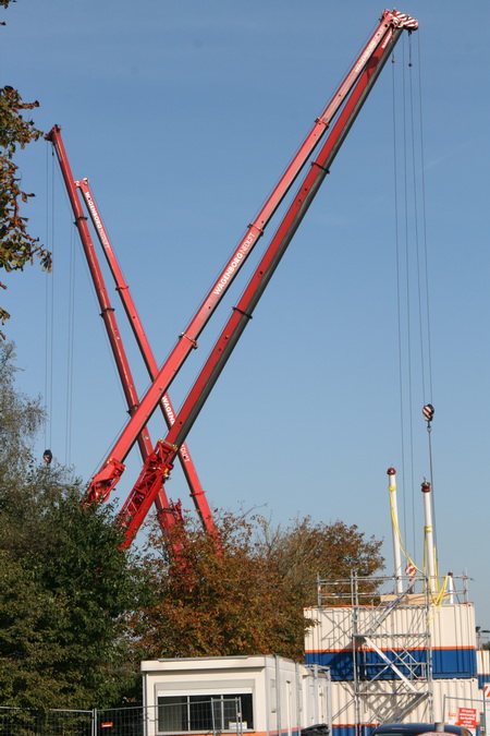 Hier de lange armen van de Wagenborgkranen die de gastvrijheid genieten van de firma Koopman.  Verzinking gasleiding voorbereiden.