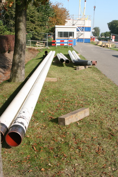 Om dit soort buizen gaat het, die moeten de tand des tijds redelijk lang kunnen doorstaan. In de kanaalbodem en in de oeverkanten. 