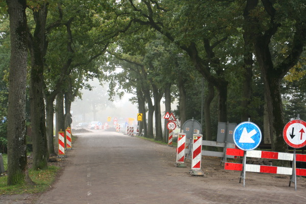 Lopend langs de Langestraat Zuid zie ik de mistige atmosfeer in de verte. Sfeervolle foto, maar bij het kanaal lastig fotograferen! Enfin, er zijn opklaringen aangekondigd...