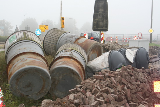 Nee, niet overl is er keurig opgeruimd voor het weekeinde. Hier de weliswaar uitgegraven glascontainers, maar ze zijn wel erg slordig langs de weg gedeponeerd...