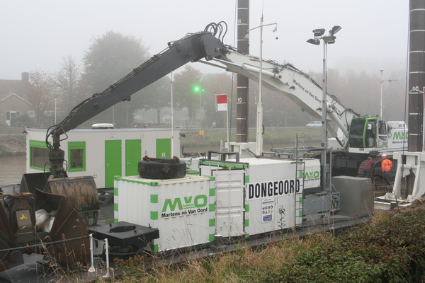 Dit werkeiland (al of niet ponton of vlot genoemd...) van Martens en Van Oord is intussen wel bekend van eerdere beelden.  De grijper rust even uit, maar komt vandaag nog meermalen in actie!