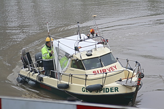De Survey (of Geospider) is met een fraaie boog bijgedraaid. Peiluitkomst: Nee, we kunnen nog niet verzinken, oneffenheden in de sleuf, bijbaggeren...