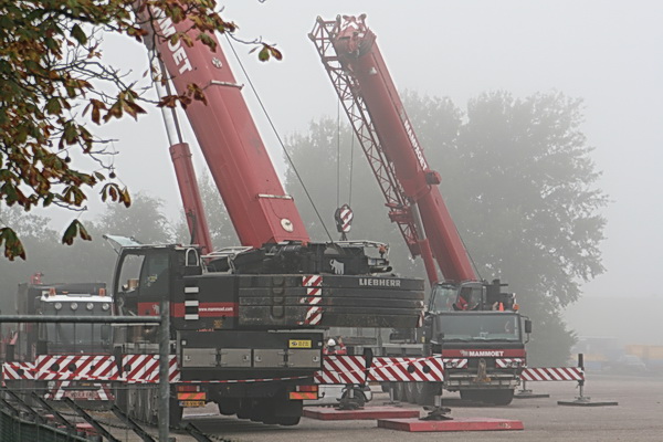 Tja, wachten is ook een vak... Hier de reuzenkranen van Wagenborg met bijbehorende bemanning, wachtend!