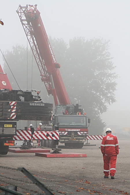 Hier nog een blik op het Koopman-parkeerterrein. De sjokkende kraanmedewerker is nog niet bijster "Alert"....