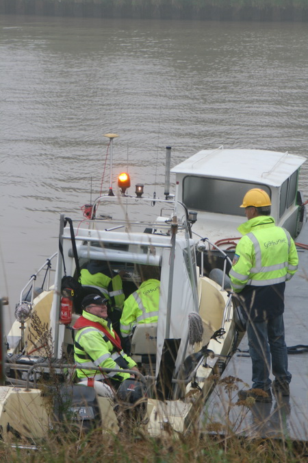De peilers op de Geospider hebben even rust, maken een ontspannen indruk. Hebben waarschijnlijk vaker met dit bijltje gehakt.... (Op de boot de vertrouwde naam van 'Scheemda'!)