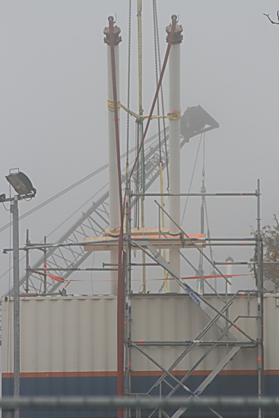 Hier gaat het dus om, de tweelingbuizen van Gasunie en Enexis . (Alleen uiteinden zichtbaar....) Verbonden met de kranen, wachtend op groen licht. 