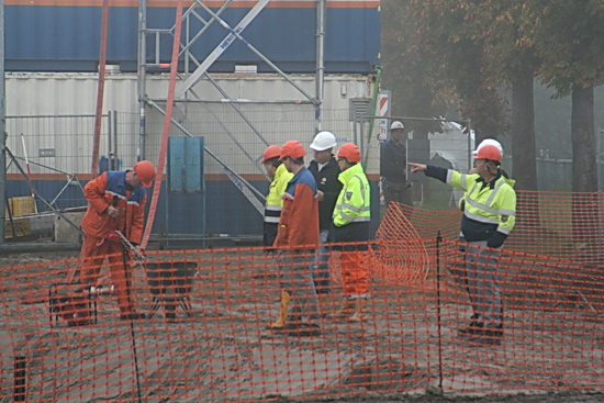 Het is nog steeds mistig, diverse helmen en hesjes op het werkterrein aan de noordkant van het kanaal. Acht uur peilen, negen uur verzinken, dat was het uitgangspunt. Dat lukt dus allerminst...