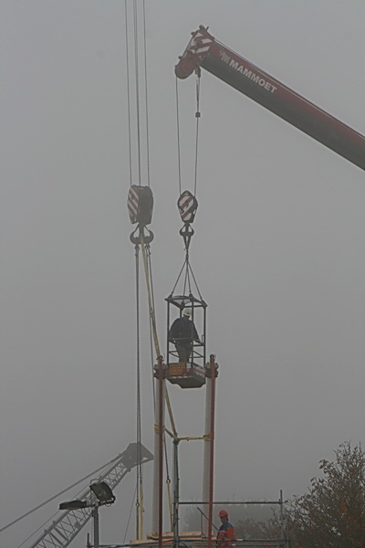 Nabij de klaarliggende tweelingbuizen gaat een werknemer het bakje in. Nog even controle van bovenaf, je kunt nooit weten. Verder valt er toch niet veel te doen. Wachten....