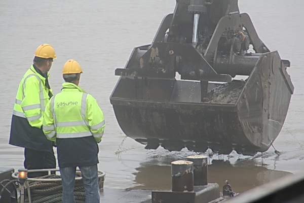 De super baggeraar heeft een hap uit de sleuf genomen en houdt het even voor de neus van de peilers.... Nog meer?