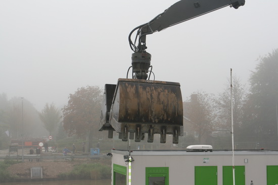 De 'happer' wordt weer in ruststand op het werkeiland gelegd. Het peilteam komt opnieuw in actie. Kan er worden verzonken???!