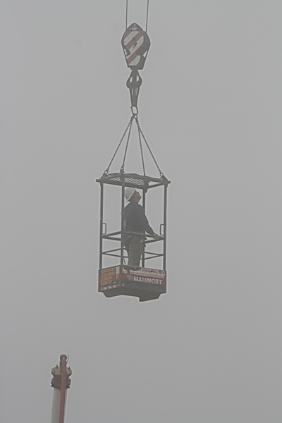 De bakkenist beleeft zijn mistige luchtreis, op weg naar de begane grond. Controle uitgevoerd.