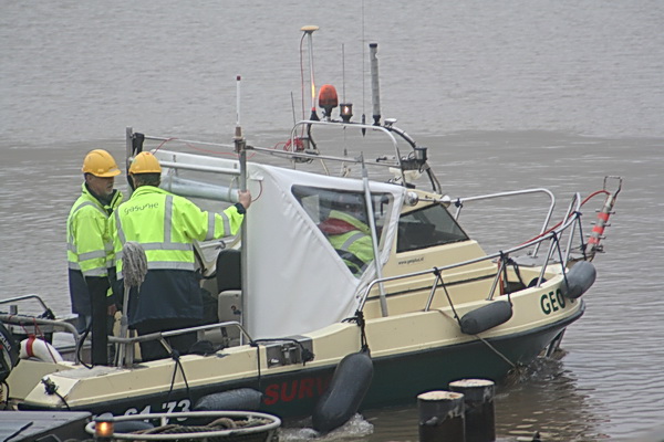 De peilboot op weg naar de sleuf waarin de buizen uiteindelijk dienen te worden geplaatst. "Mooi bootje" is de conclusie aan de kant...