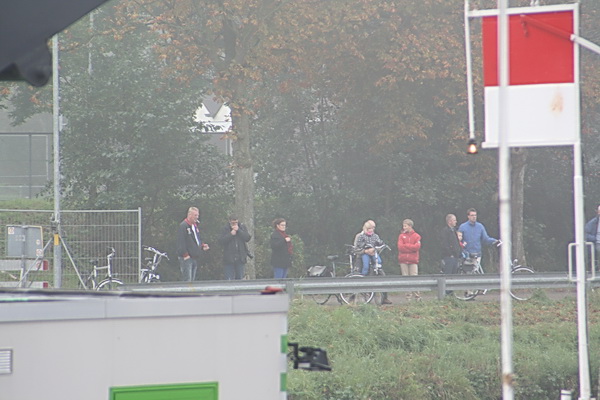 Het verzinkingevenement trekt ook aan de zuidkant van het kanaal steeds meer toeschouwers. De een is beter in 'wachten' dan de ander.... Wordt het al wat lichter???!