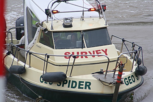 Prachtige boot, en wat een techniek! Is dat vooraan de "peilstok"? Camera? GPS? Hoe werkt zoiets eigenlijk?