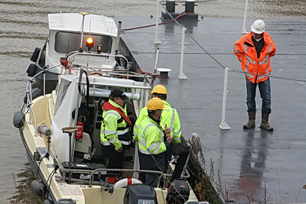 Peiling achter de rug, opnieuw communicatie tussen het peilteam en de contactman op het werkeiland. Conclusie: Opnieuw aangepast baggeren, nog geen groen licht voor de verzinking!