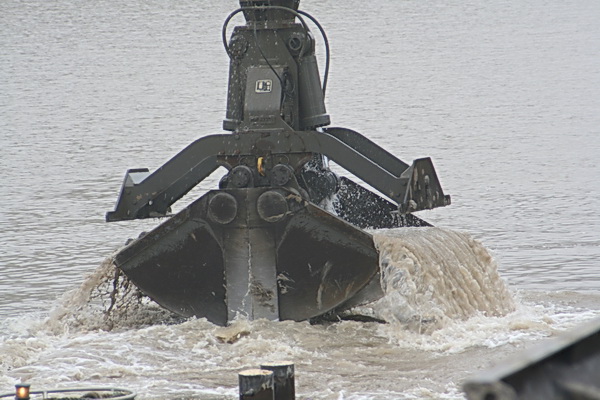 De baggerspecialist kan ook op een diepte van 9 meter (of meer) onder water secuur baggeren. Maar of de peilers er straks mee akkoord gaan?